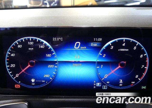 Mercedes-Benz GLB-Class 2023 — photo 8