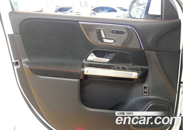 Mercedes-Benz GLB-Class 2023 — photo 11
