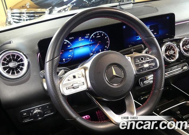 Mercedes-Benz GLB-Class 2023 — photo 13