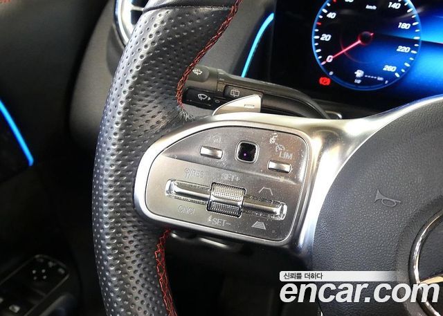 Mercedes-Benz GLB-Class 2023 — photo 17