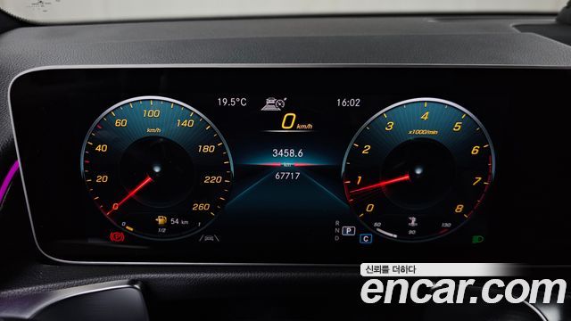 Mercedes-Benz GLB-Class 2020 — photo 8