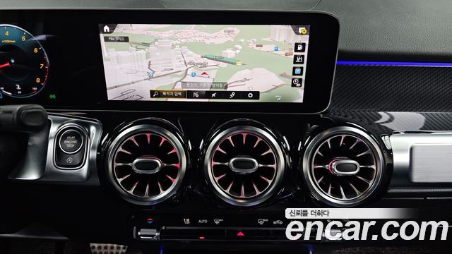 Mercedes-Benz GLB-Class 2020 — photo 14