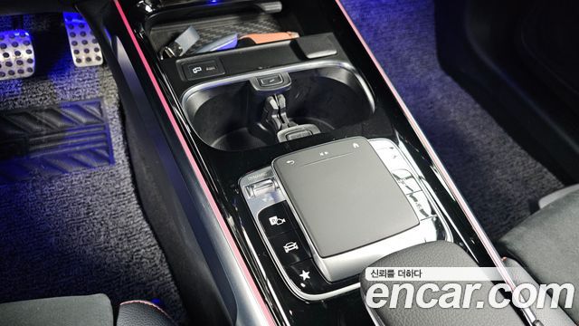 Mercedes-Benz GLB-Class 2020 — photo 17