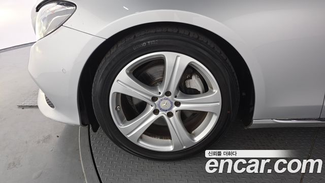Mercedes-Benz E-Class 2017 — photo 5