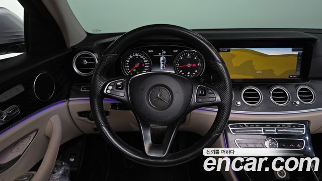 Mercedes-Benz E-Class 2017 — photo 12