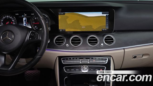 Mercedes-Benz E-Class 2017 — photo 14