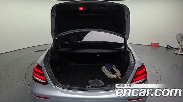 Mercedes-Benz E-Class 2017 — photo 20