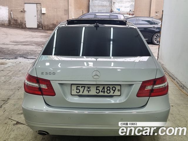 Mercedes-Benz E-Class 2011 — photo 4