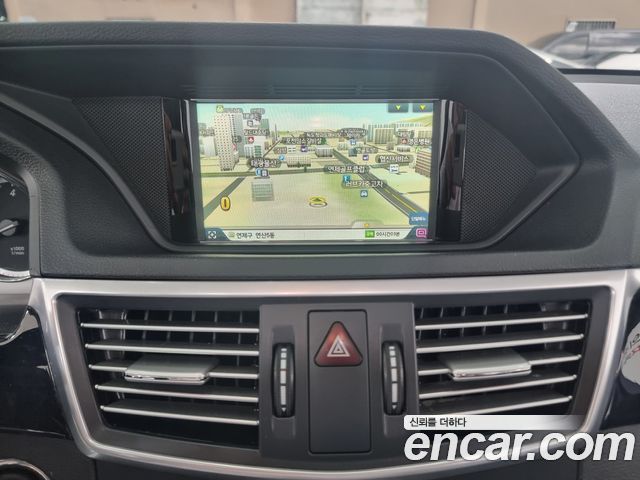 Mercedes-Benz E-Class 2011 — photo 7