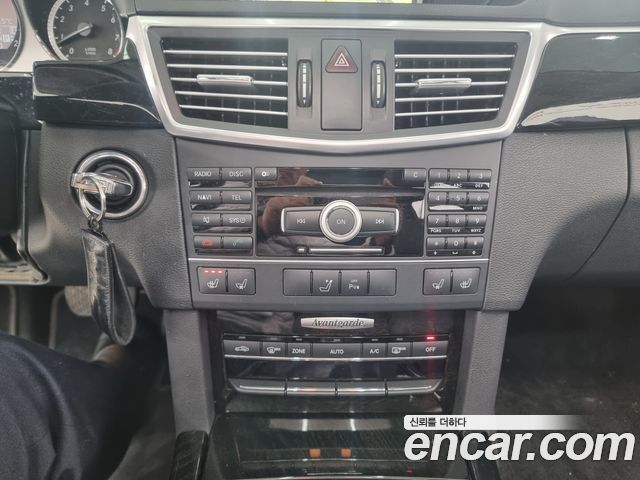 Mercedes-Benz E-Class 2011 — photo 11