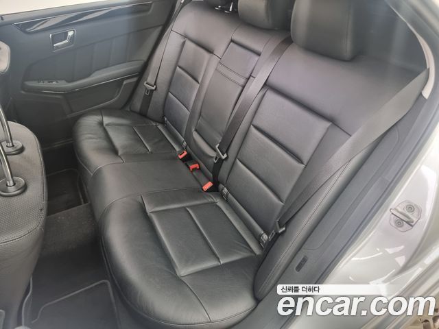 Mercedes-Benz E-Class 2011 — photo 12