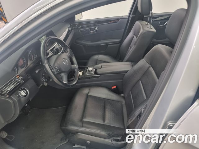 Mercedes-Benz E-Class 2011 — photo 13
