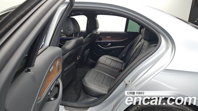 Mercedes-Benz E-Class 2021 — photo 11