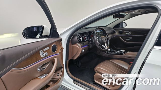Mercedes-Benz E-Class 2019 — photo 11