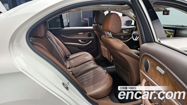 Mercedes-Benz E-Class 2019 — photo 12