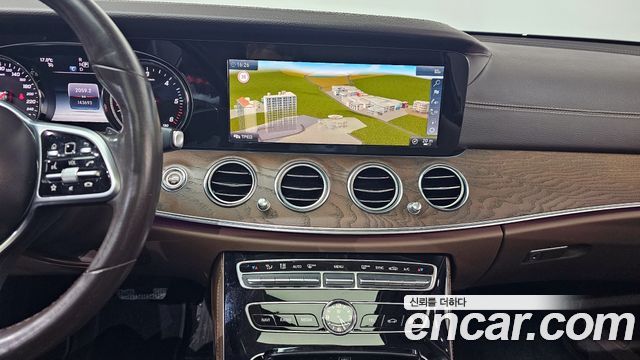 Mercedes-Benz E-Class 2019 — photo 14