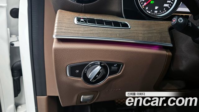 Mercedes-Benz E-Class 2019 — photo 18