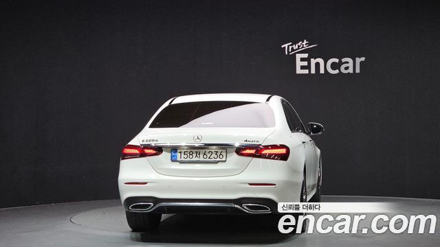 Mercedes-Benz E-Class 2023 — photo 4