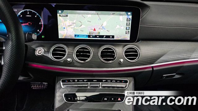 Mercedes-Benz E-Class 2023 — photo 12