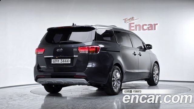 Kia Canival 2015 — photo 2