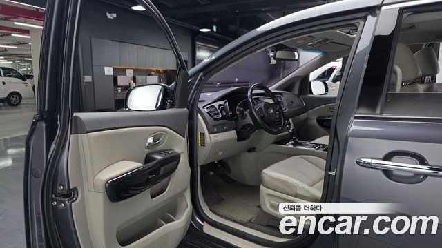 Kia Canival 2015 — photo 11