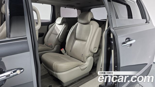Kia Canival 2015 — photo 12