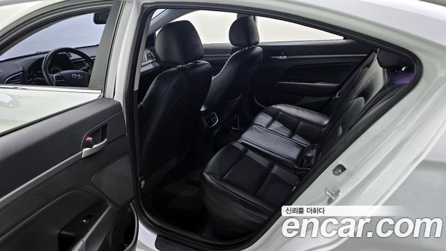 Hyundai AVANTE 2016 — photo 11