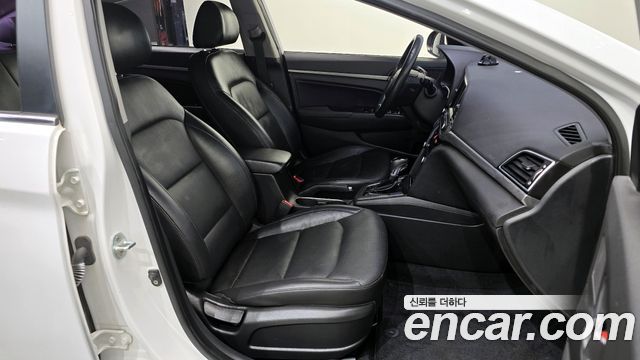 Hyundai AVANTE 2016 — photo 12