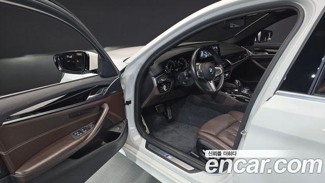 BMW 5-Series 2018 — photo 10
