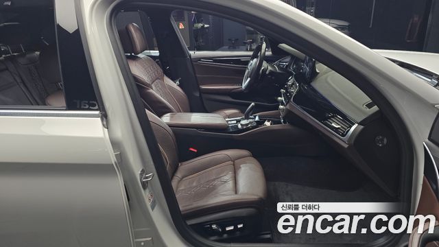 BMW 5-Series 2018 — photo 11