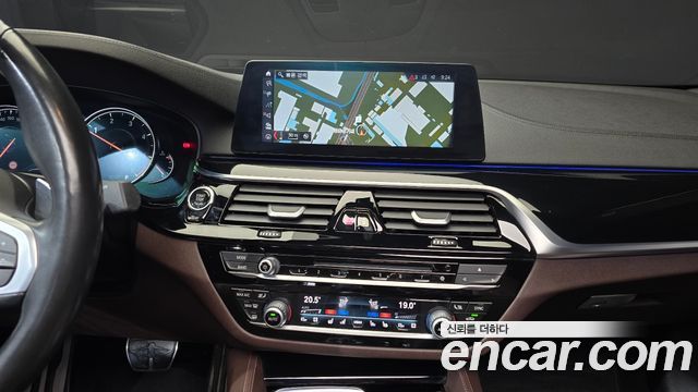 BMW 5-Series 2018 — photo 14