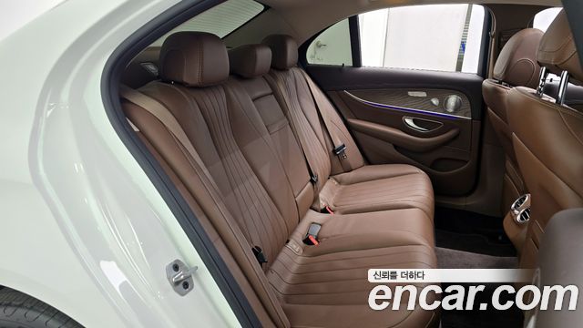 Mercedes-Benz E-Class 2020 — photo 12
