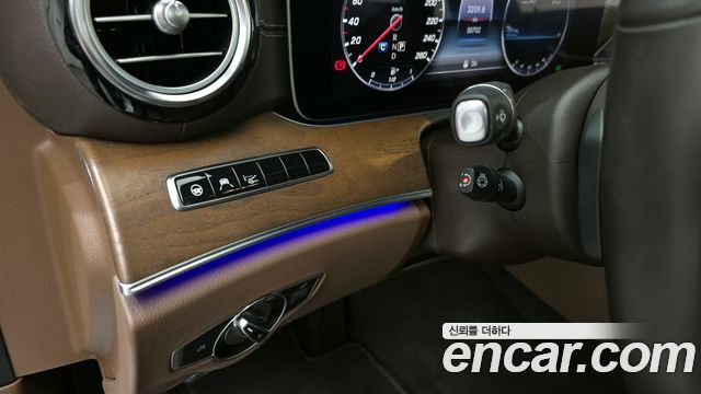 Mercedes-Benz E-Class 2020 — photo 17
