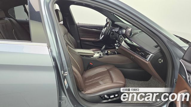 BMW 5-Series 2019 — photo 11