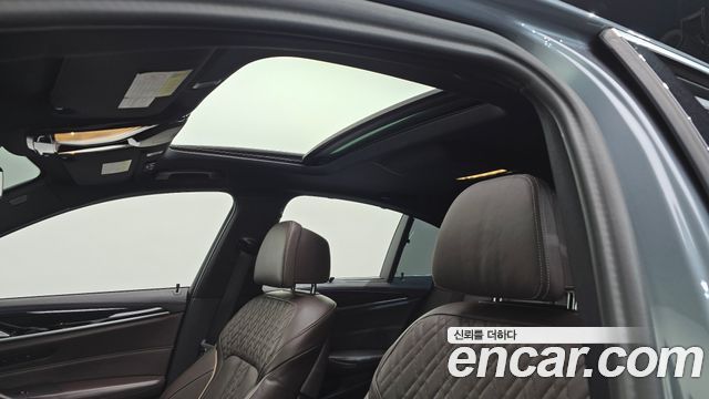 BMW 5-Series 2019 — photo 19