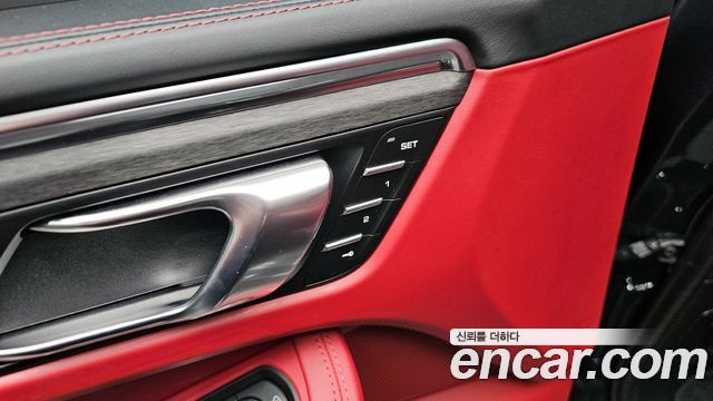 Porsche Macan 2023 — photo 16