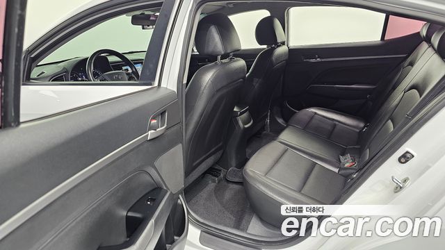 Hyundai AVANTE 2016 — photo 11