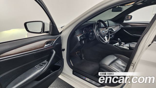 BMW 5-Series 2018 — photo 10