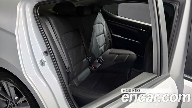 Hyundai AVANTE 2018 — photo 12