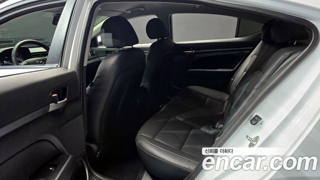 Hyundai AVANTE 2018 — photo 13