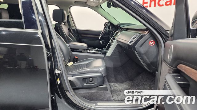 Land Rover Discovery 2019 — photo 11