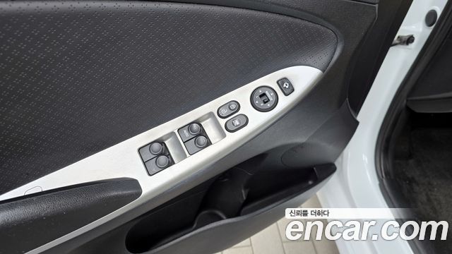 Hyundai Accent 2011 — photo 16