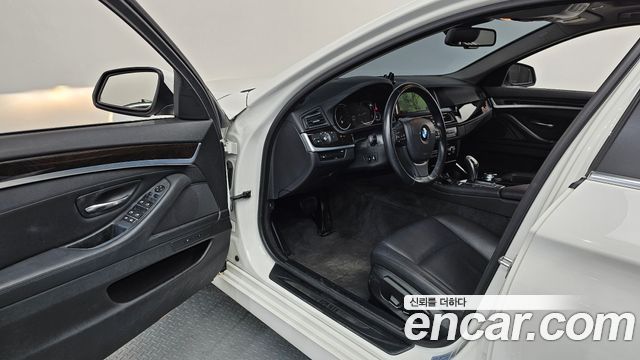 BMW 5-Series 2015 — photo 10
