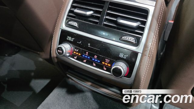 BMW 7-Series 2021 — photo 18