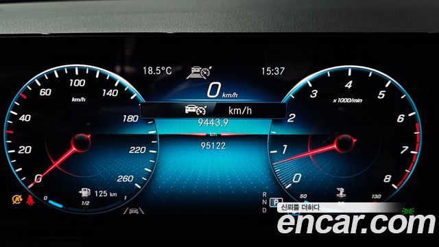 Mercedes-Benz GLB-Class 2021 — photo 8