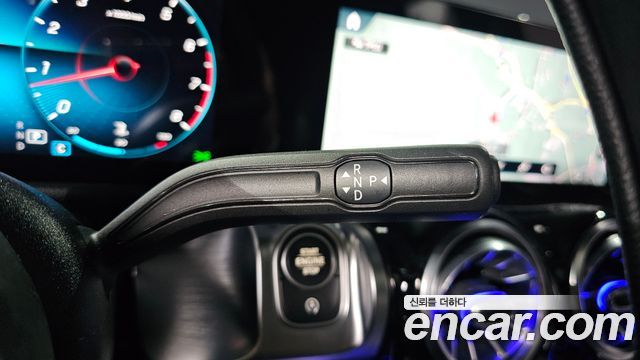 Mercedes-Benz GLB-Class 2021 — photo 9