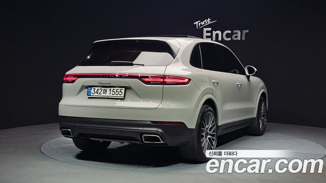 Porsche Cayenne 2021 — photo 2