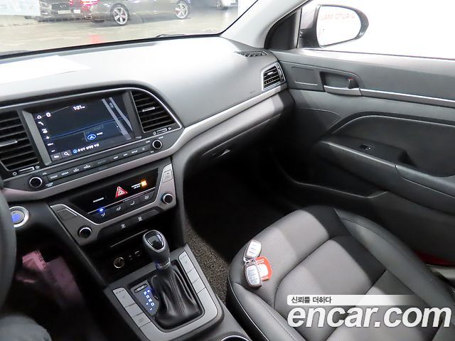 Hyundai AVANTE 2018 — photo 11