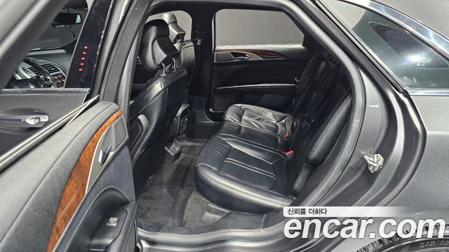 Lincoln MKZ 2019 — photo 11