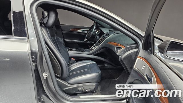 Lincoln MKZ 2019 — photo 12